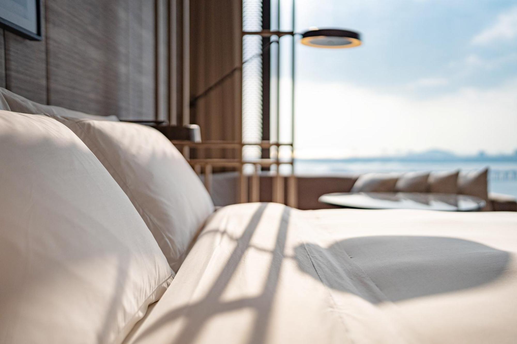 Conrad Shenzhen, The First Art Museum Hotel In Greater Bay Area With The Stunning Bay And Sunset View In The Hotel Terrace Zewnętrze zdjęcie